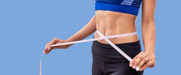 Ölçüm bandı, kilo kontrolü ve diyet konseptiyle çekici kadın gövdesi - Fotoğraf, Görsel