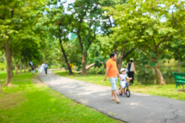Zelené město veřejný park s pěší stezka městský život - Fotografie, Obrázek