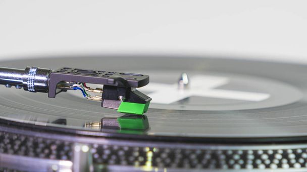 Gros plan du tourne-disque vinyle moderne avec plaque de musique. Needle sur un disque vinyle. Concept de technologie du son équipement audio - Photo, image
