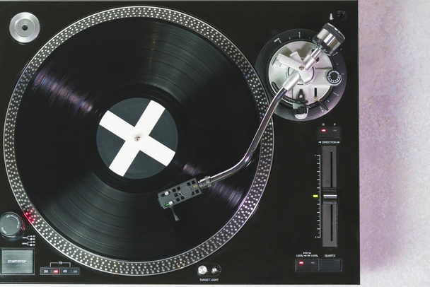 Primer plano del moderno tocadiscos de vinilo giratorio con placa musical. Aguja en un disco de vinilo. Concepto de equipo de audio de tecnología de sonido - Foto, Imagen