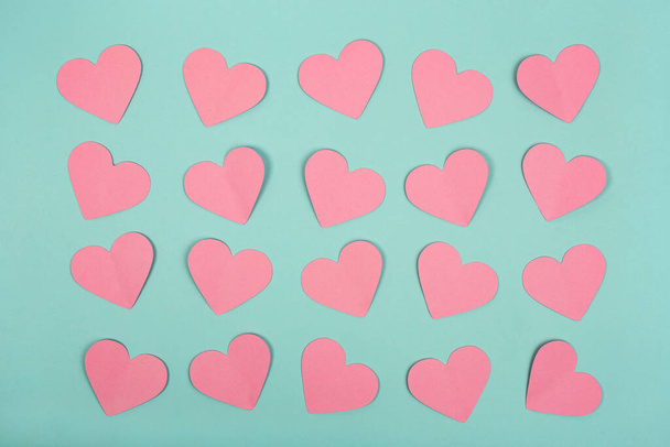 Flat lay of pink paper heart cards on blue background - Foto, imagen
