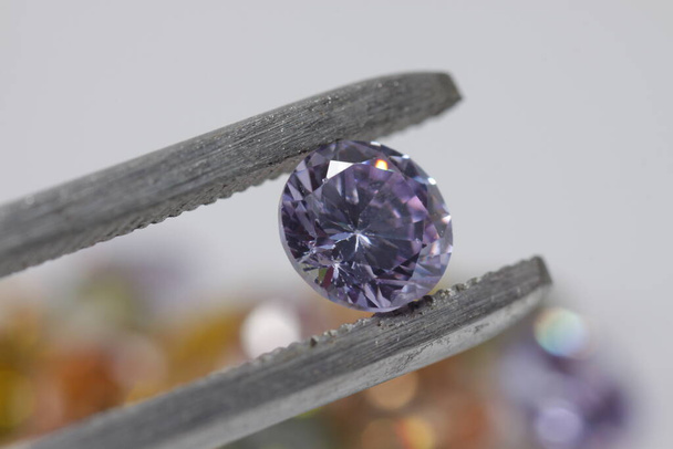 Gros plan de beau diamant de cristal de couleur - comme des perles pour les bijoux
  - Photo, image