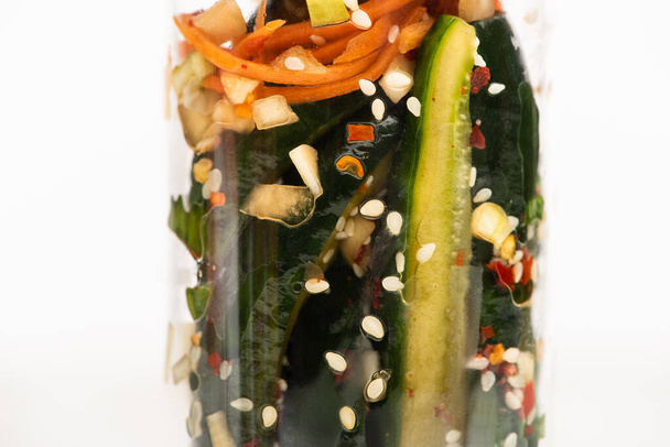primer plano de kimchi de pepino en frasco aislado en blanco
 - Foto, Imagen