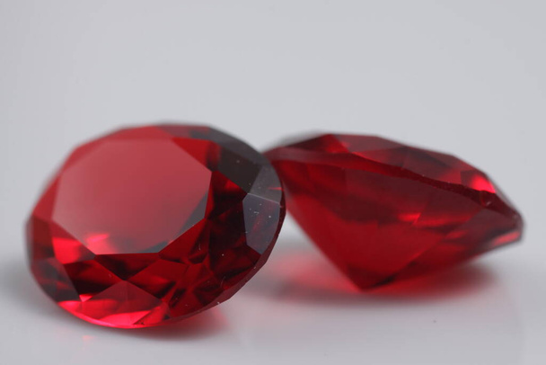 Nahaufnahme eines schönen farbigen Kristalldiamanten - wie Perlen für Schmuck  - Foto, Bild