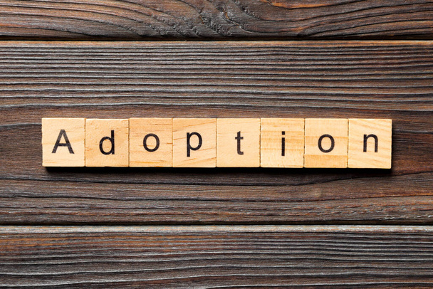 mot d'adoption écrit sur bloc de bois. adoption texte sur table, concept. - Photo, image