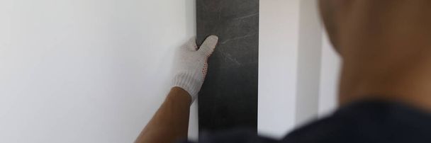 Workman choosing texture for wall - Foto, Imagen