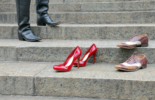 Взуття та чоботи на сходах
 - Фото, зображення