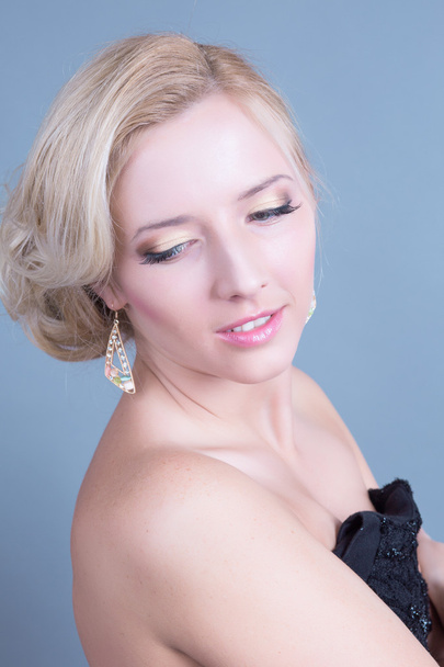 Young beautiful woman with perfect clean skin and glamour makeup - Fotografie, Obrázek