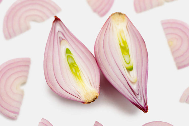 Halved shallot onion and half moon slices - Foto, afbeelding