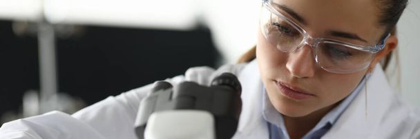Laboratorní pracovník zaneprázdněn testováním vzorku - Fotografie, Obrázek