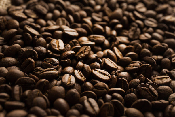 焙煎したコーヒー豆を背景に - 写真・画像