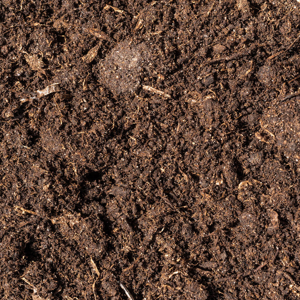 Brązowy zgnieciony torf, nawóz i składnik gleby - tło dla rolnictwa - Zdjęcie, obraz