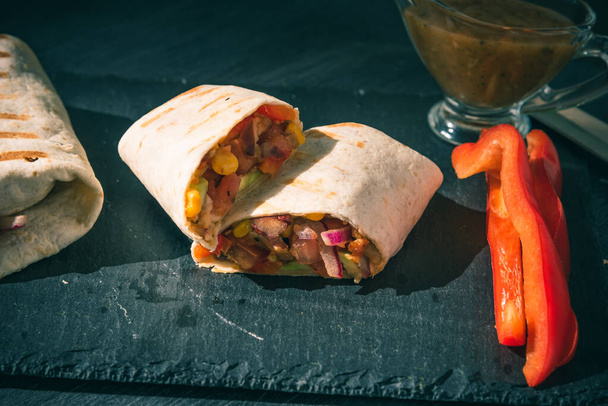 Tradiční mexické burrito na servírovací desce detailní záběr - Fotografie, Obrázek