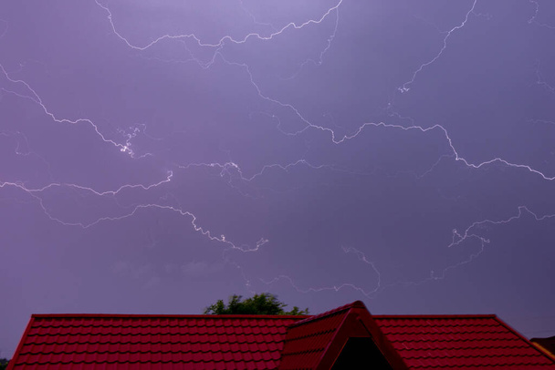 Fulmini attraverso il cielo durante una tempesta
 - Foto, immagini