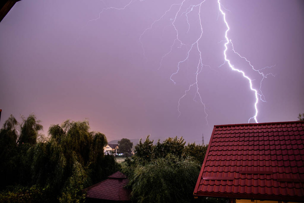 Bliksem storm boven een woonwijk - Foto, afbeelding
