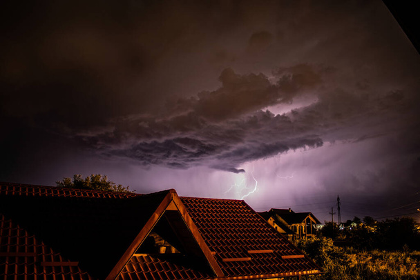 Καταιγίδα αστραπή πάνω από μια κατοικημένη περιοχή - Φωτογραφία, εικόνα