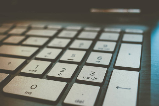 Vista de perto de um teclado numérico de laptop
 - Foto, Imagem