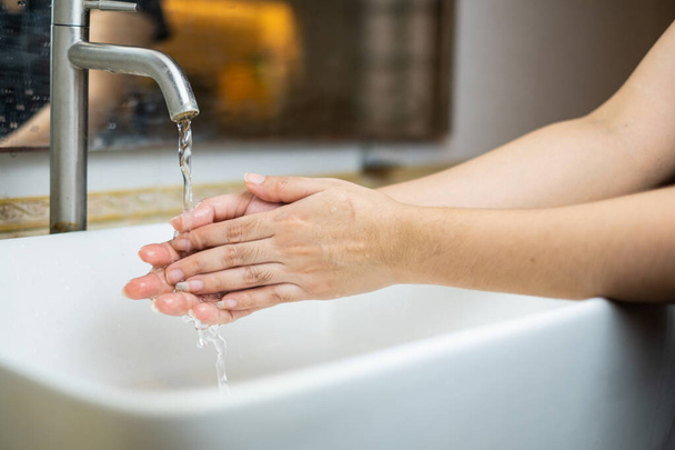 Krásná ženská ruka, která aplikuje mýdlo ve dřezu z nebo anti-bakterie, aby se zabránilo šíření bakterií na bílém pozadí, Zdraví a péče o tělo a osobní hygieny koncepce - Fotografie, Obrázek