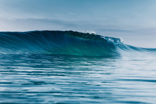 Óceán ideális hullám az óceánban. Kék hullámok megtörése - Fotó, kép