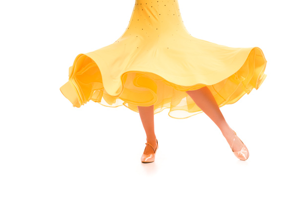 przycięty widok elegancki młody tancerz towarzyski w żółtej sukience taniec izolowany na białym - Zdjęcie, obraz