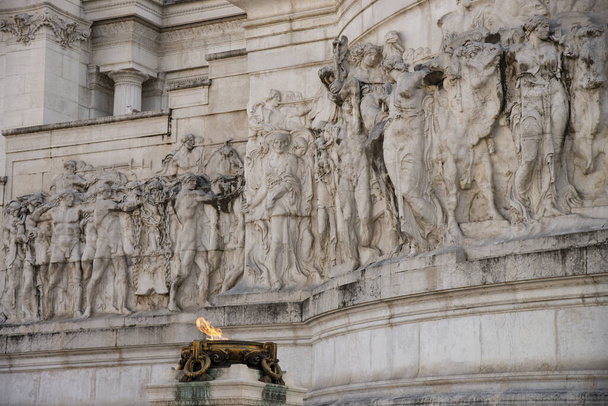 Roma, Altare della Patria, Vittoriano, Roma, İtalya 'da fahri tacı takan kadın figürlerin rahatlatılması. Onlar tarımı temsil ediyor, iş ve endüstrinin kanatlı dehasını.. - Fotoğraf, Görsel