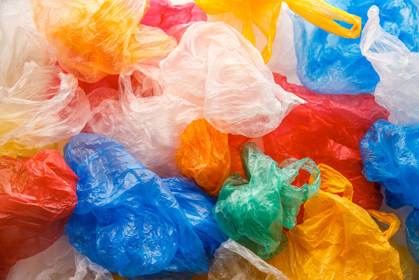 Colorido usado bolsas de plástico patrón retroiluminado. Concepto de contaminación ambiental
. - Foto, imagen