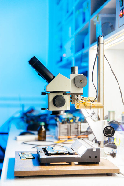 Microscope sur bureau dans un atelier de laboratoire scientifique. Jeu de couleurs bleu et blanc. Ingénierie, recherche nanotechnologie concept
. - Photo, image