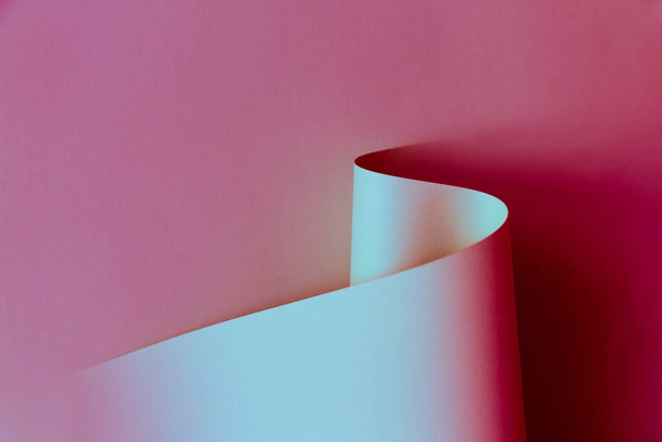 Jasnozielony i żywy czerwony neon gradientowy papier abstrakcyjny projekt tła. Puste miejsce do kopiowania, pisania, pisania. Retro stereofoniczny klimat. - Zdjęcie, obraz