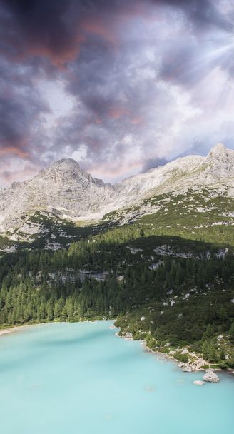 wunderschöner türkisfarbener See im Herzen der Dolomiten - Foto, Bild