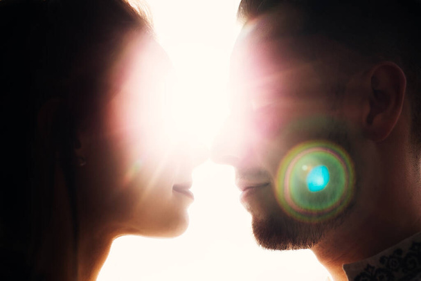 raios de sol por trás do casal
 - Foto, Imagem