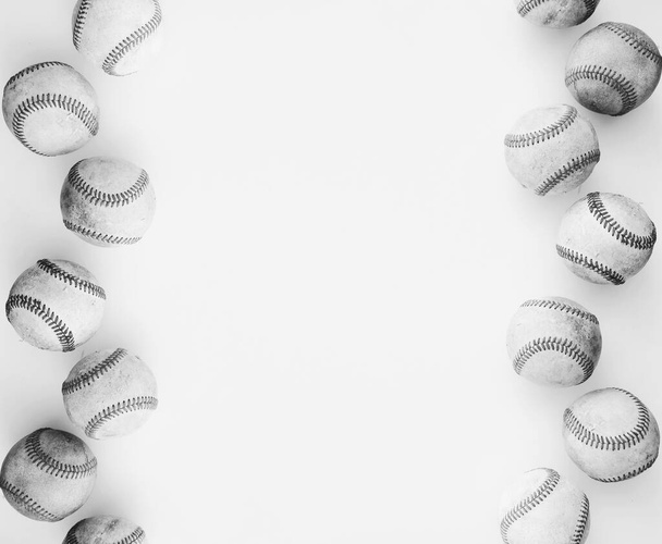 Граница старых бейсбольных мячей в черно-белом цвете с копированием пространства на заднем плане шариками
. - Фото, изображение