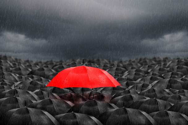 Bunte Regenschirme in Massen aus schwarzen Schirmen. - Foto, Bild