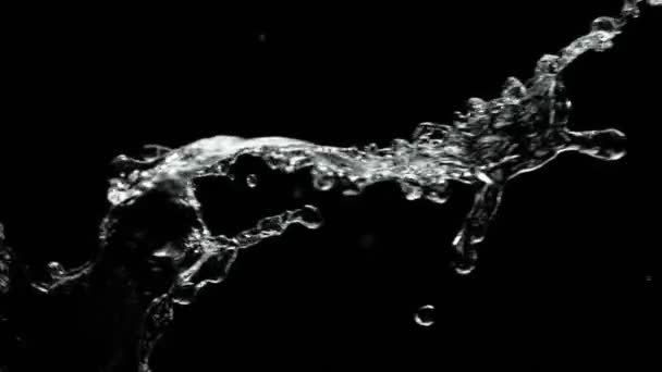 Szuper lassított felvétel fröccsenő víz forgatás elszigetelt fekete háttérrel. Nagyon nagy sebességű kamerával filmezve, 1000 fps. - Felvétel, videó