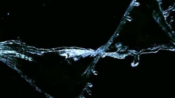 Su sıçratma hareketinin süper yavaş çekimi siyah arka planda izole edilmiş. Çok hızlı bir kamerayla çekildi, 1000 fps.. - Video, Çekim