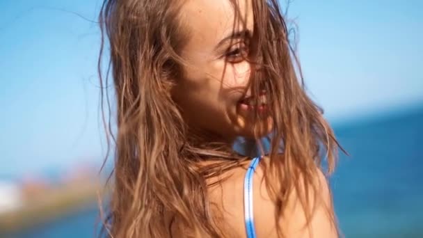 Close Up câmera lenta Mulher bronzeada bonita Andando na praia Olhando para trás Câmera sorrindo
 - Filmagem, Vídeo
