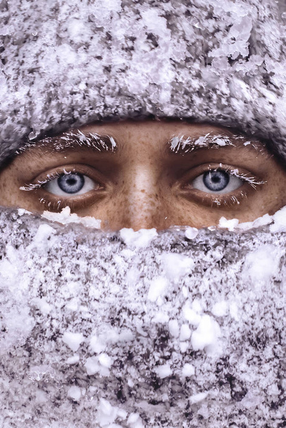 Egy kék szemű fiú portréja a hóban. - Fotó, kép