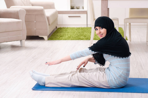 Młoda kobieta w hidżabie ćwiczy w domu - Zdjęcie, obraz