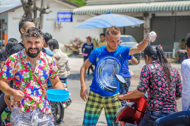 Ταϊλανδοί και τουρίστες ρίχνουν νεροπίστολα, ρίχνουμε νερό ο ένας στον άλλο, διασκεδάζοντας στο φεστιβάλ Songkran, την παραδοσιακή Ταϊλανδέζικη Πρωτοχρονιά - Φωτογραφία, εικόνα