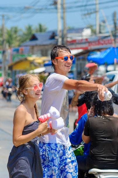 Tajlandia i turyści strzelający pistoletami wodnymi, wylewają na siebie wodę, dobrze się bawią na festiwalu Songkran, tradycyjnym tajskim Nowym Roku - Zdjęcie, obraz
