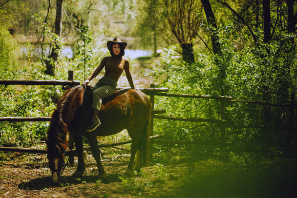 mooie vrouw met bruin paard - Foto, afbeelding