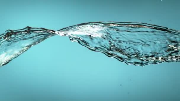 Movimento super lento de espirrar rotação de água isolada no fundo azul. Filmado em câmera de alta velocidade, 1000 fps
. - Filmagem, Vídeo