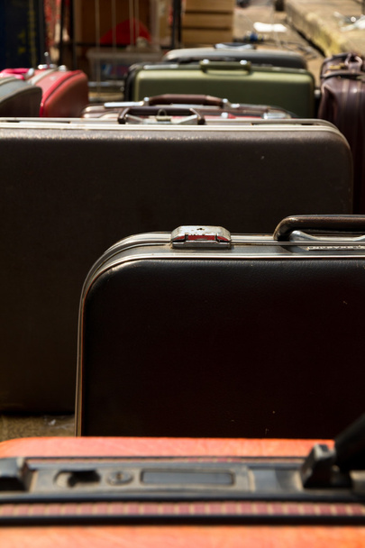 Куча старых винтажных чемоданов
 - Фото, изображение