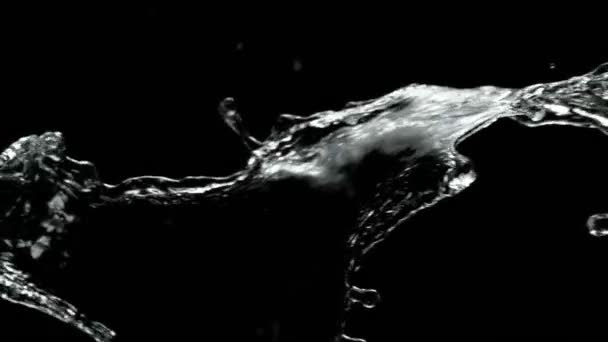 Movimento super lento de espirrar rotação de água isolada sobre fundo preto. Filmado em câmera de alta velocidade, 1000 fps
. - Filmagem, Vídeo