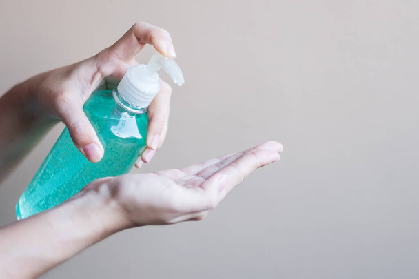 man hand met behulp van wash hand sanitizer gel dispenser, tegen nieuwe coronavirus of Corona Virus Disease (Covid-19) in het openbaar Indoor. Ontsmettingsmiddel, hygiëne en gezondheidszorg - Foto, afbeelding
