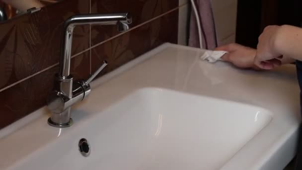 Girl wash nettoie l'évier des bactéries. Les femmes désinfectent l'évier à cause du coronavirus. Covid-19. Important est la propreté et se laver les mains suffisamment
. - Séquence, vidéo
