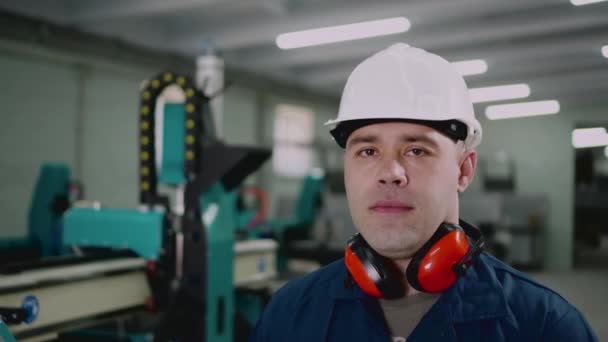 Erkek bir fabrika işçisi güvenlik gözlüğü takıyor.. - Video, Çekim