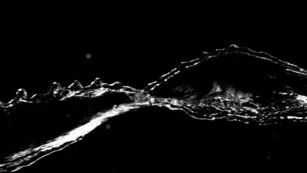 Szuper lassított felvétel fröccsenő víz forgatás elszigetelt fekete háttérrel. Nagyon nagy sebességű kamerával filmezve, 1000 fps. - Felvétel, videó