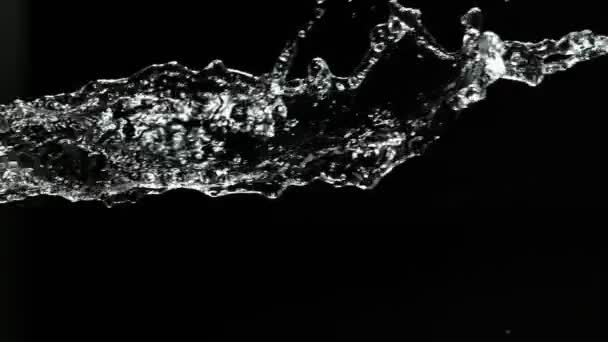 Super cámara lenta de salpicaduras de rotación de agua aislada sobre fondo negro. Filmado en cámara de muy alta velocidad, 1000 fps
. - Metraje, vídeo