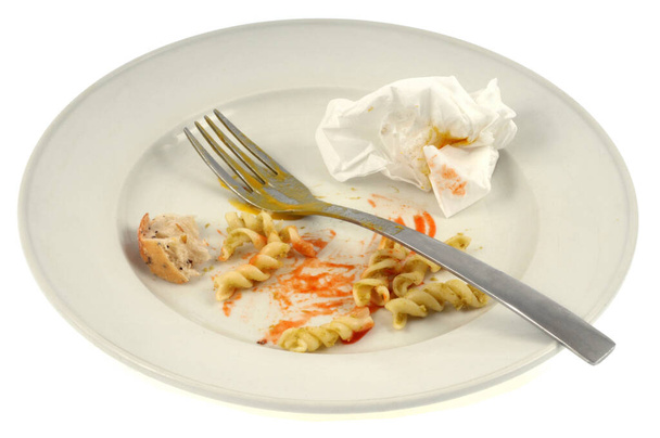 Bord met eind van de maaltijd afval close-up op witte achtergrond - Foto, afbeelding