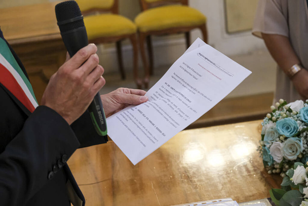 sindaco legge certificato di matrimonio comune per matrimoni cerimiona civile italia
 - Foto, immagini